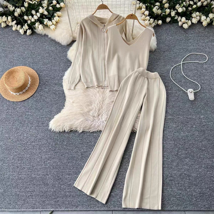 Lune London trendy knitted loungewear set for women with V-neck and hood