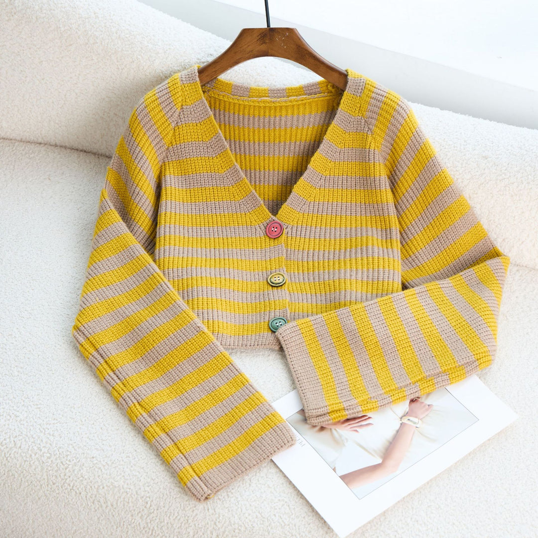Cardigan court pour femmes avec des détails de boutons colorés et un design moderne Chic & Stil