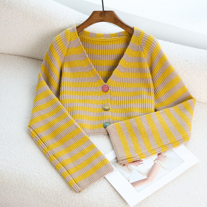 Cardigan court pour femmes avec des détails de boutons colorés et un design moderne Chic & Stil