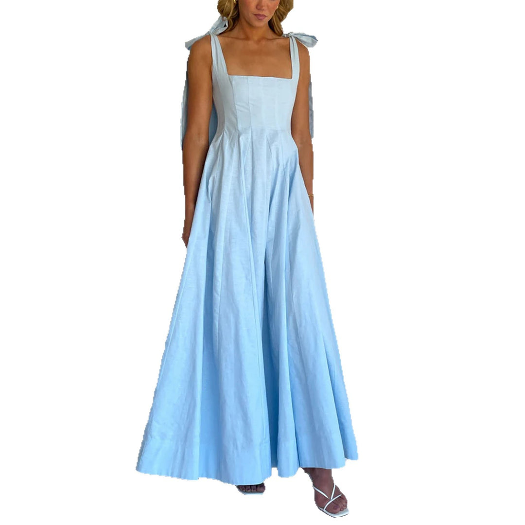 Ladies Elegant Maxi Dress with Modern Shoulder Straps and Flowing Cut