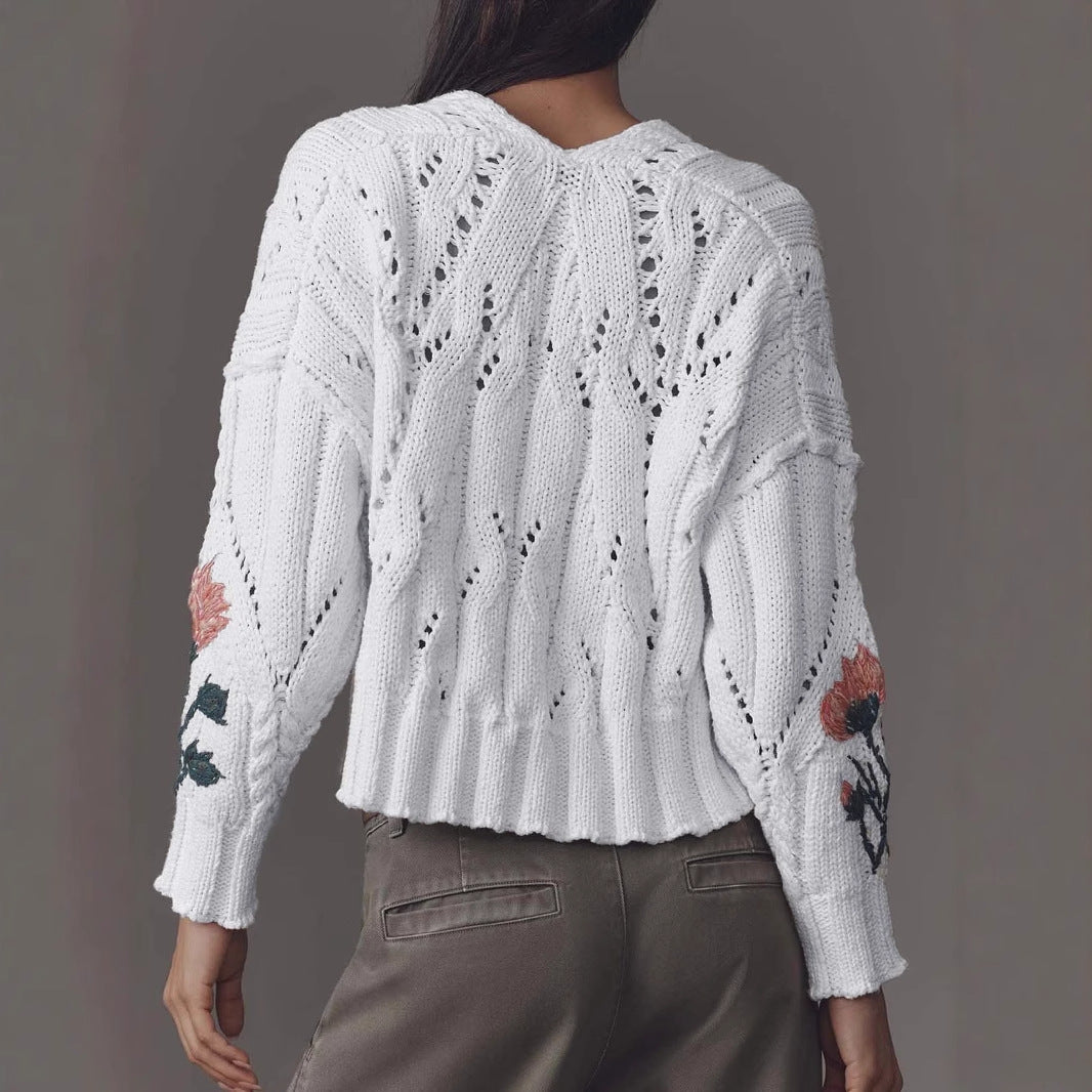 Knitted sweater for women with floral design and V-neck Lune London