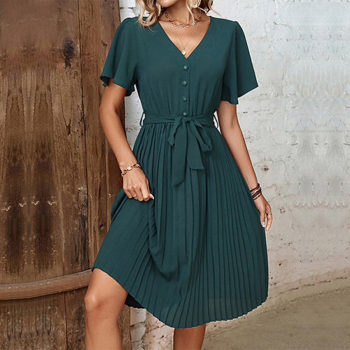 Robe plissée pour femmes avec ceinture à la taille et détails de boutons Chic & Stil
