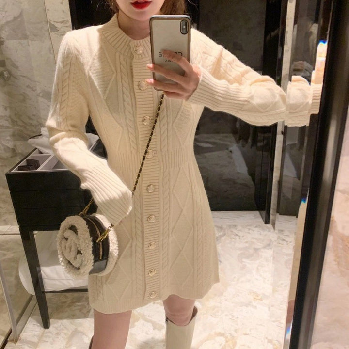 Robe en tricot pour femmes avec design en câble et élégant plastron de boutons Chic & Stil