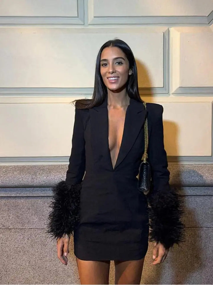 Robe Mini Élégante pour Femmes avec Décolleté Profond et Détails en Fleece Accrocheurs