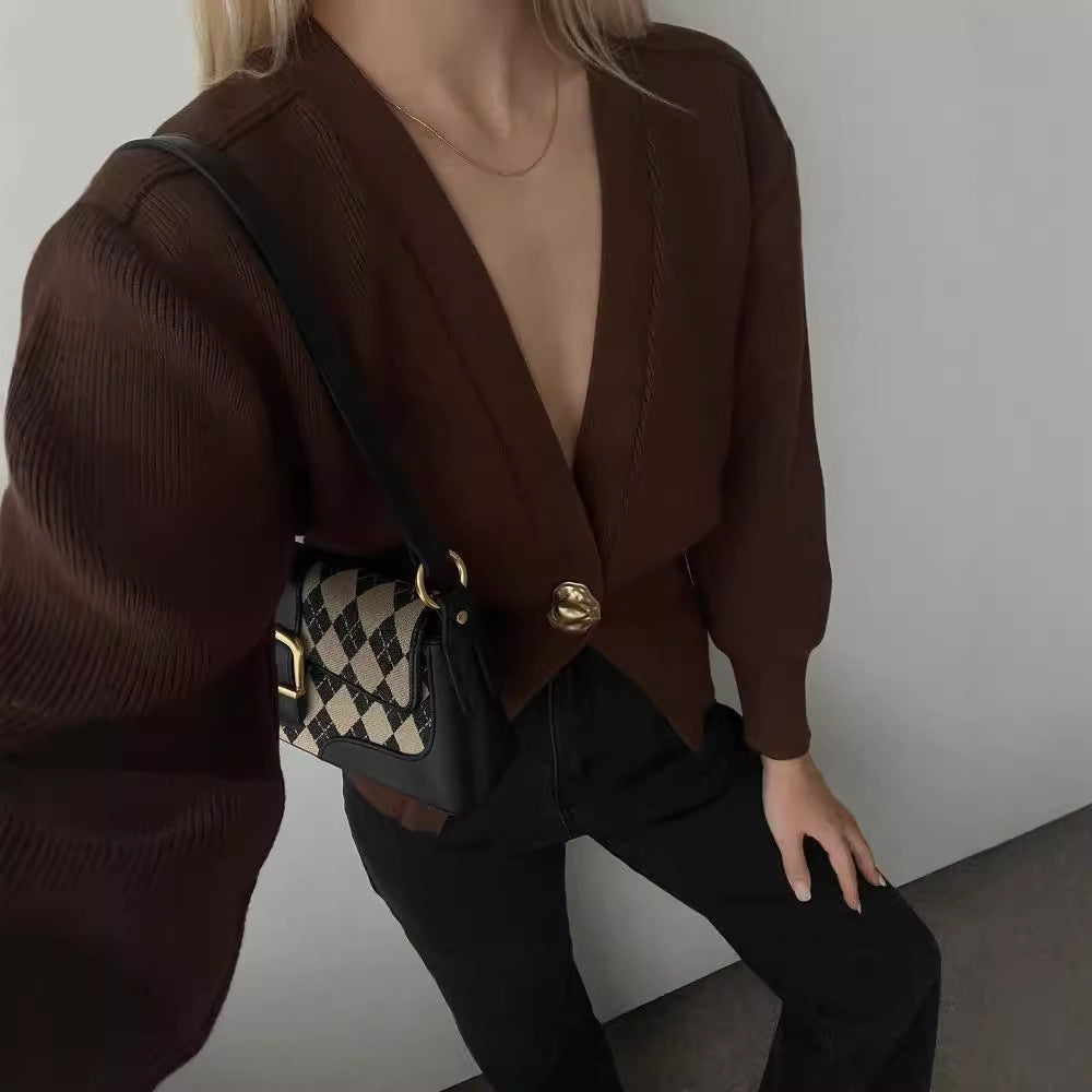 Elegant knitted cardigan for women with a deep V-neck and decorative button Lune London