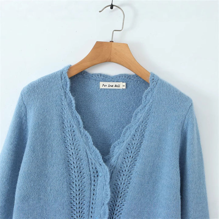 Veste en tricot pour femmes avec des motifs ajourés romantiques et des détails de boutons Lune London