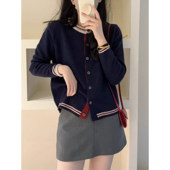 Cardigan pour femmes avec des poignets contrastés et des détails de bouton Chic & Stil