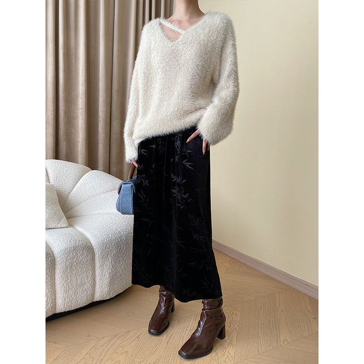 Women's Elegant Midi Skirt made of velvety material with floral design Chic & Stil