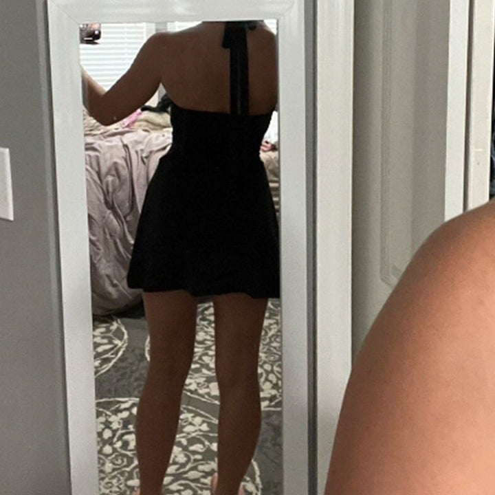 Robe à dos nu pour femmes avec drapés flatteurs pour la silhouette et un design à lacets élégant au dos Chic & Stil