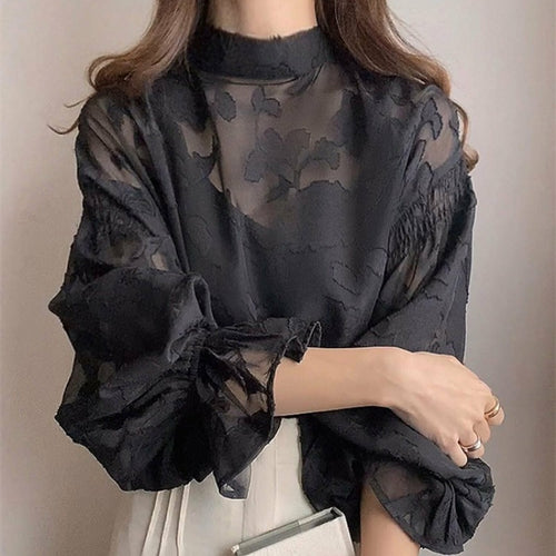 Femme élégante blouse avec broderie florale et manches volumineuses Chic & Stil
