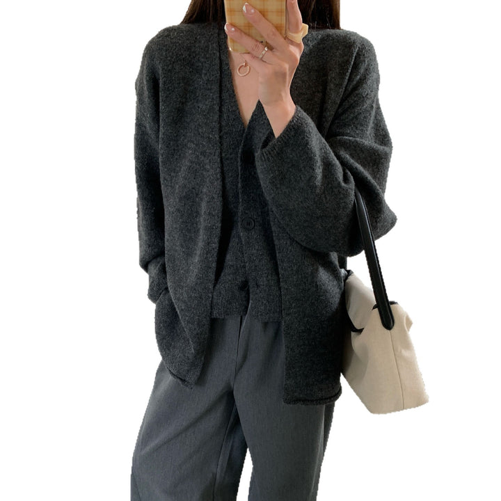 Cardigan féminin à la mode avec un élégant col en V et fermeture à boutons Chic & Stil