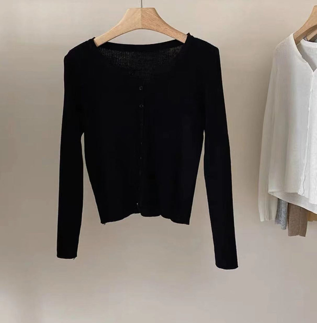 Fitted knit jacket for women with a stylish button closure and a fine ribbed structure Lune London