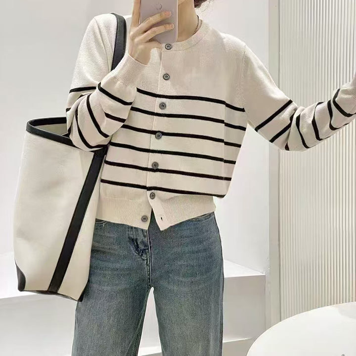Cardigan tricot décontracté pour femmes avec des rayures classiques et des détails de bouton Chic & Stil