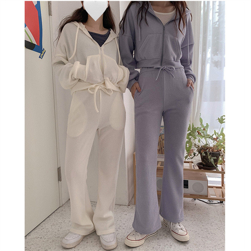 Ensemble de loungewear décontracté pour femmes avec sweat à capuche court et jambes larges Chic & Stil
