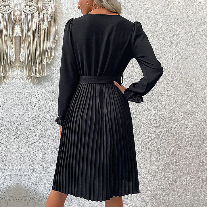 Robe portefeuille plissée pour femmes avec détails de boutons et ceinture à la taille Chic & Stil