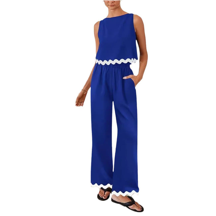 Women elegant lounge outfit with loose fit and decorative wavy finishes Chic und Stil