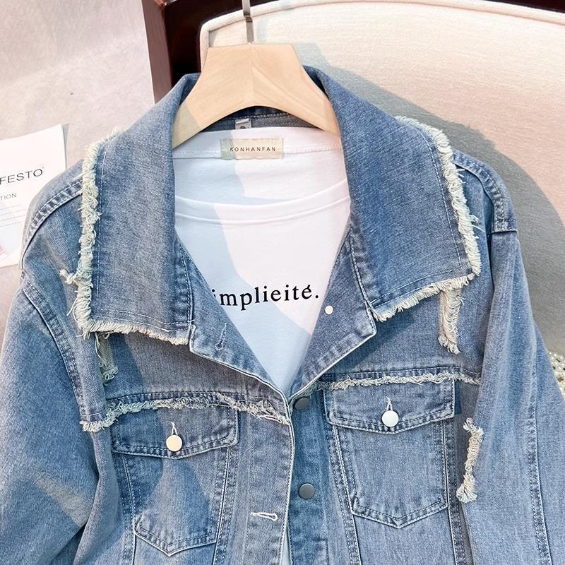Veste en denim tendance pour femmes avec des détails effilochés Chic & Stil