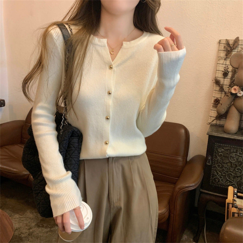 Cardigan en tricot élégant pour femmes avec détails en boutons et structure en fine côtes Chic & Stil