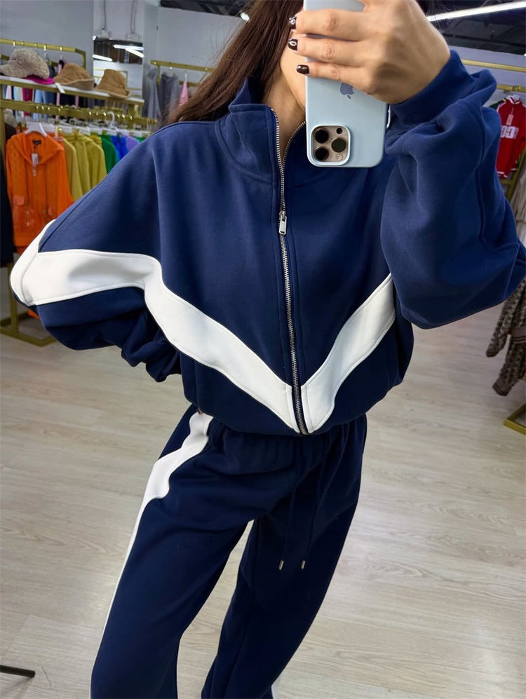 Women's sporty jogging suit with high collar and striking contrast stripes Chic & Stil
