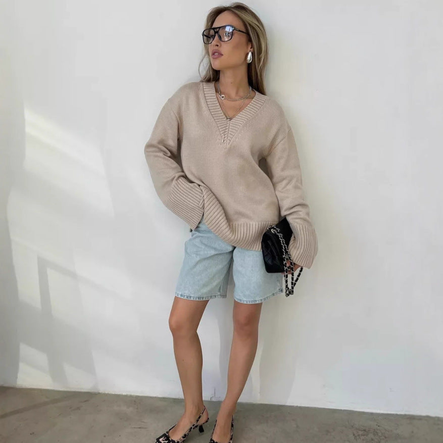 Women elegant knit sweater with V-neck and casual fit Chic & Stil