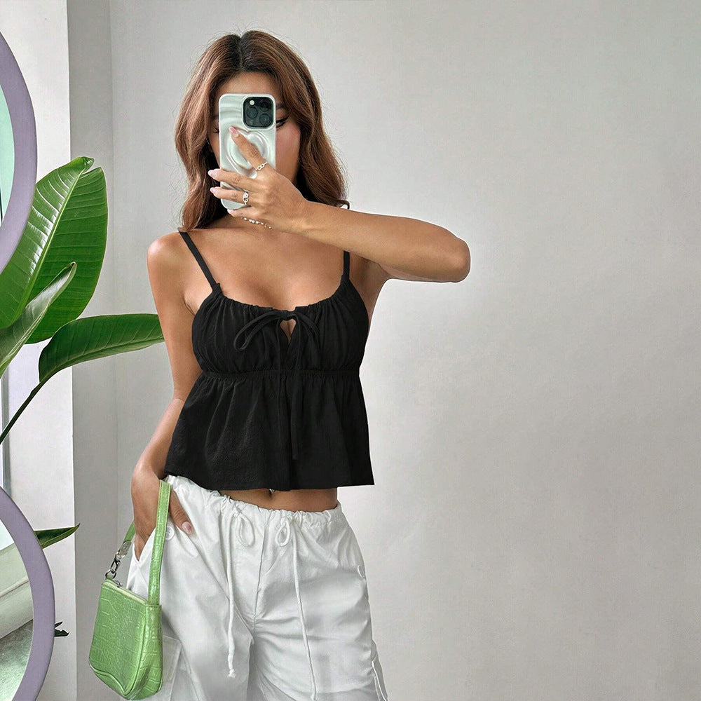 Short top for women with a loose fit and decorative laced detail Chic & Stil