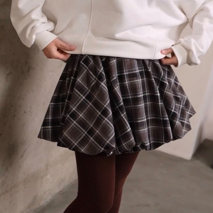 Plaid mini skirt for ladies with a loose fit and a playful ruffle Lune London