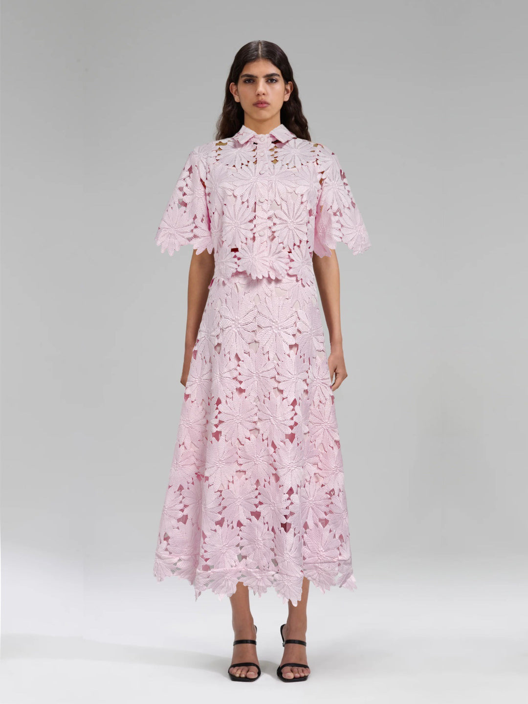 Robe florale pour femmes avec col montant et manches volumineuses Chic & Stil
