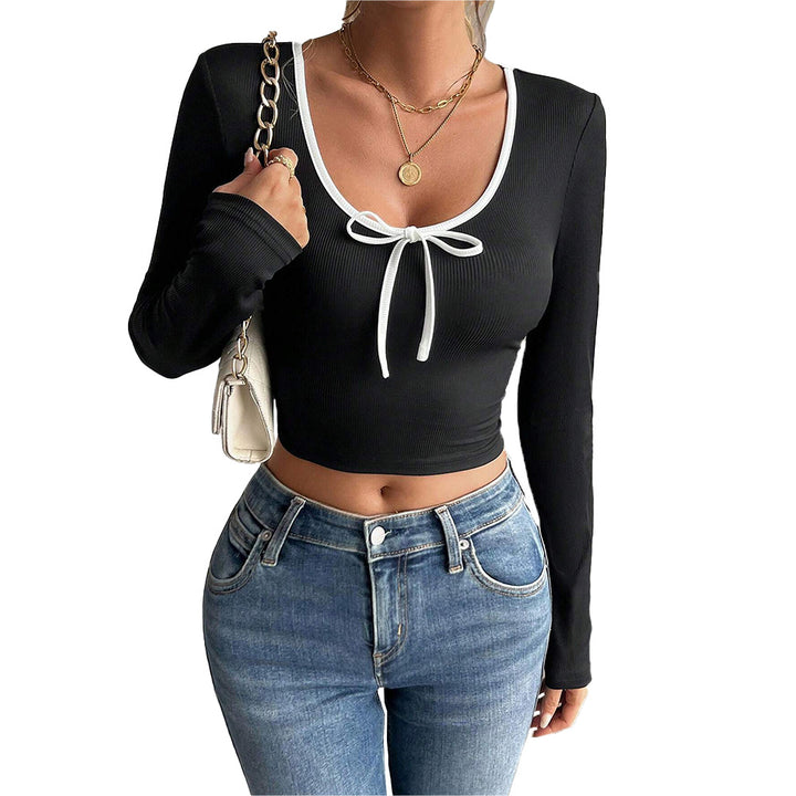 Haut court à manches longues pour femmes avec nœud décoratif et structure ribbed élégante Chic & Stil