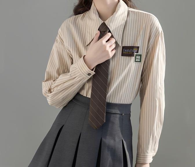 Blouse rayée classique pour femmes avec une forme de col moderne Chic & Stil