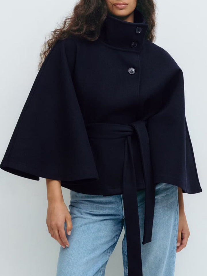 Veste cape élégante pour femmes avec un col montant et une ceinture Chic & Stil