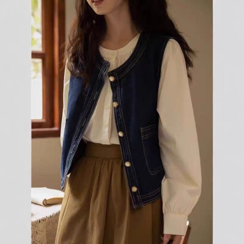 Gilet en denim pour femmes avec boutons en perles Chic & Stil