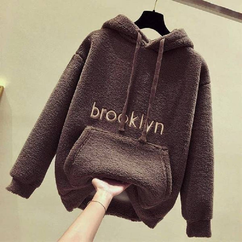 Women's cozy hoodie with comfortable fit and casual lettering Lune London