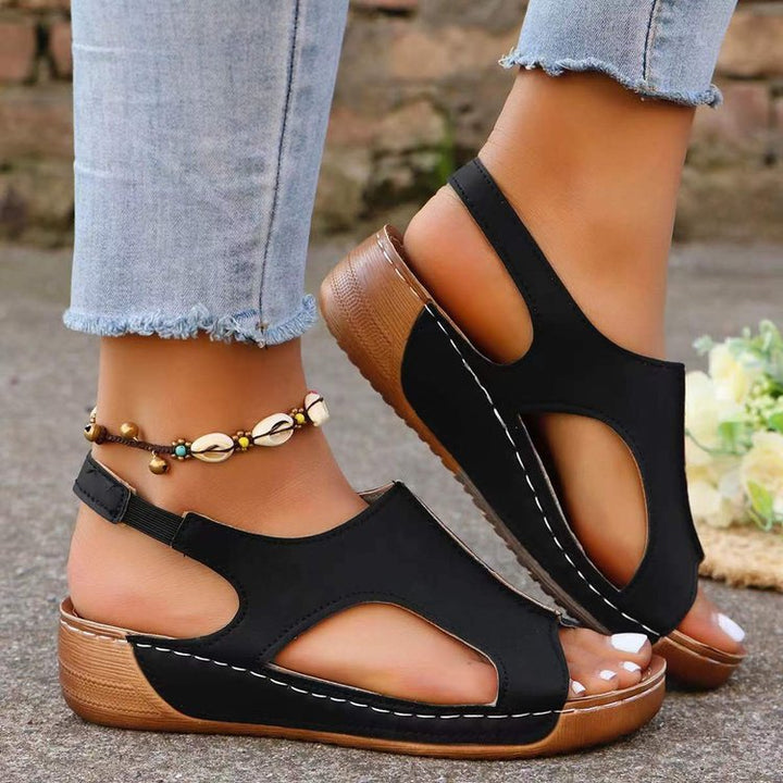 Comfortable sandals for women with adjustable strap design and anatomical sole Lune London