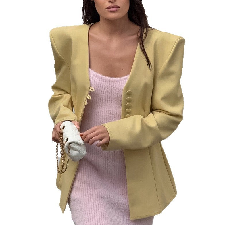 Trendy jacket for women with wide shoulders and elegant button details Lune London