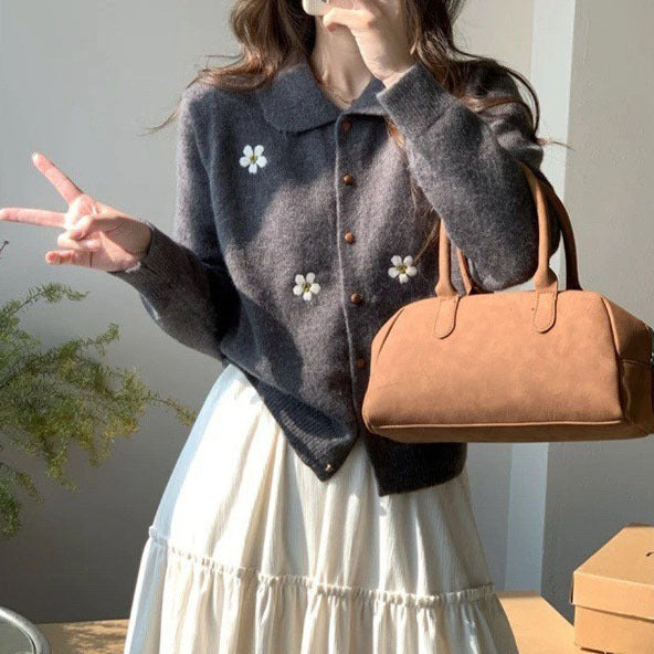 Lady cardigan with floral appliqués and a classic collar Lune London