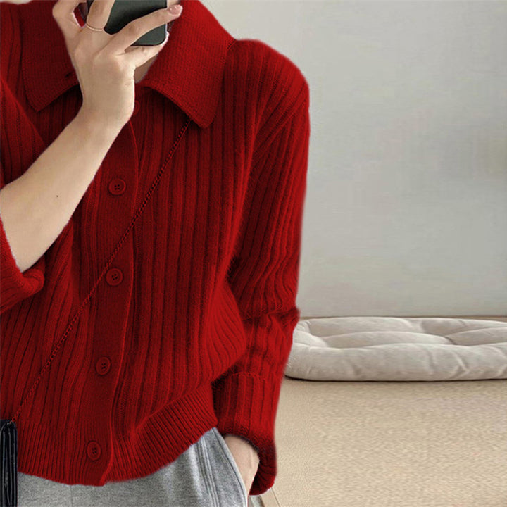 Cardigan pour femmes avec un élégant plastron à boutons et un design à côtes ultra-moderne Chic & Stil
