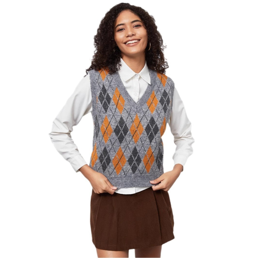 Women Chunky Knit Vest with an Elegant Diamond Pattern Lune London