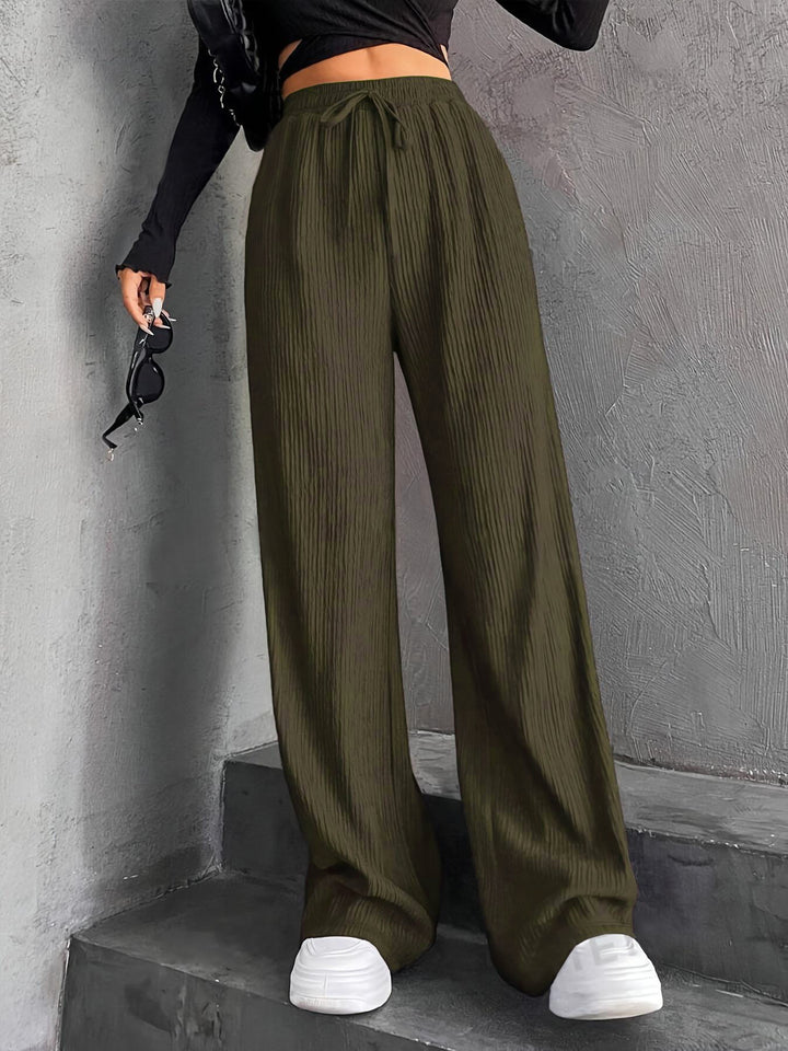 Pantalons plissés à coupe large pour femmes avec taille élastique et poches latérales pratiques Chic & Stil