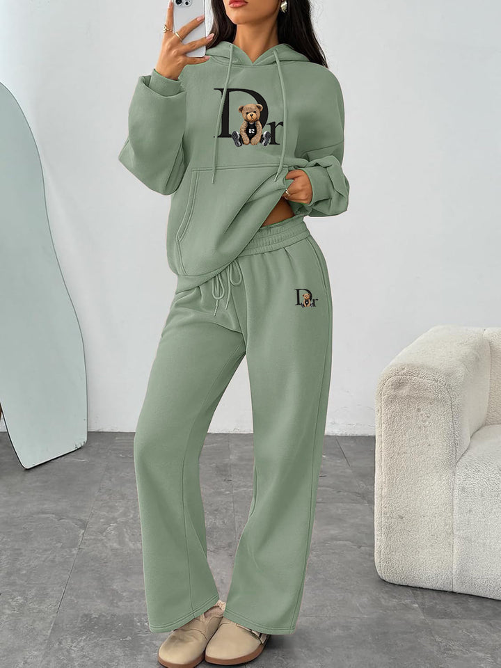 Women's casual hoodie suit with a charming bear motif and comfortable fit Chic & Stil