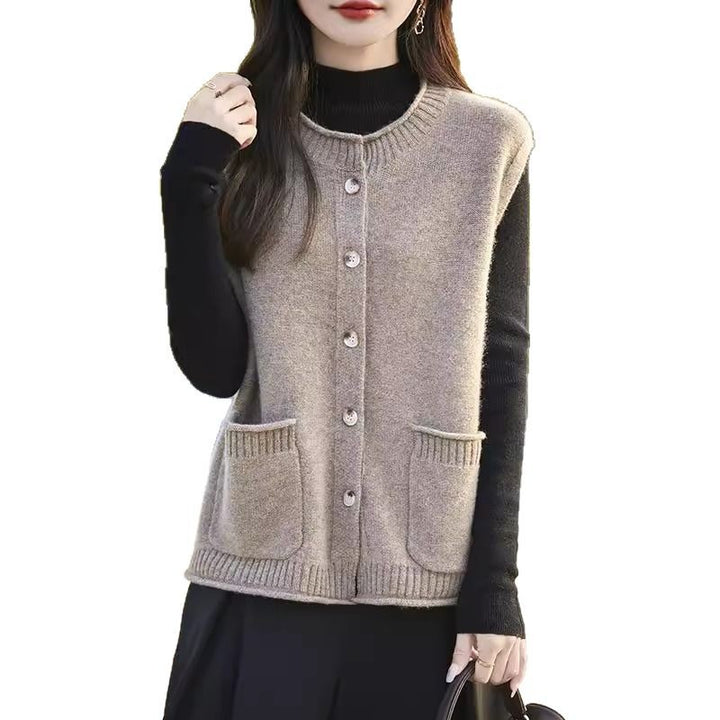 Gilet tricoté pour femmes avec poches et détail de bouton Chic & Stil