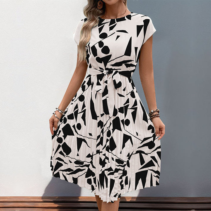 Robe maxi plissée pour femmes avec motif artistique et ceinture à nouer ajustable Chic & Stil