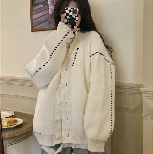 Cardigan tricoté large pour femmes avec détails de boutons et matériau doux Chic & Stil