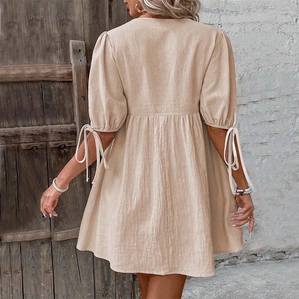Robe d'été décontractée pour femmes avec décolleté en V et détails à volants Chic & Stil