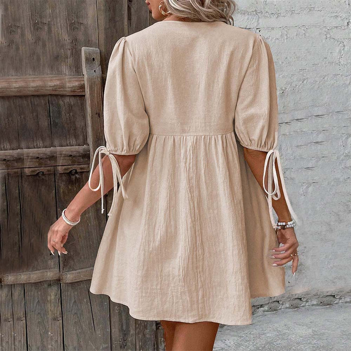 Robe d'été décontractée pour femmes avec décolleté en V et détails à volants Chic & Stil