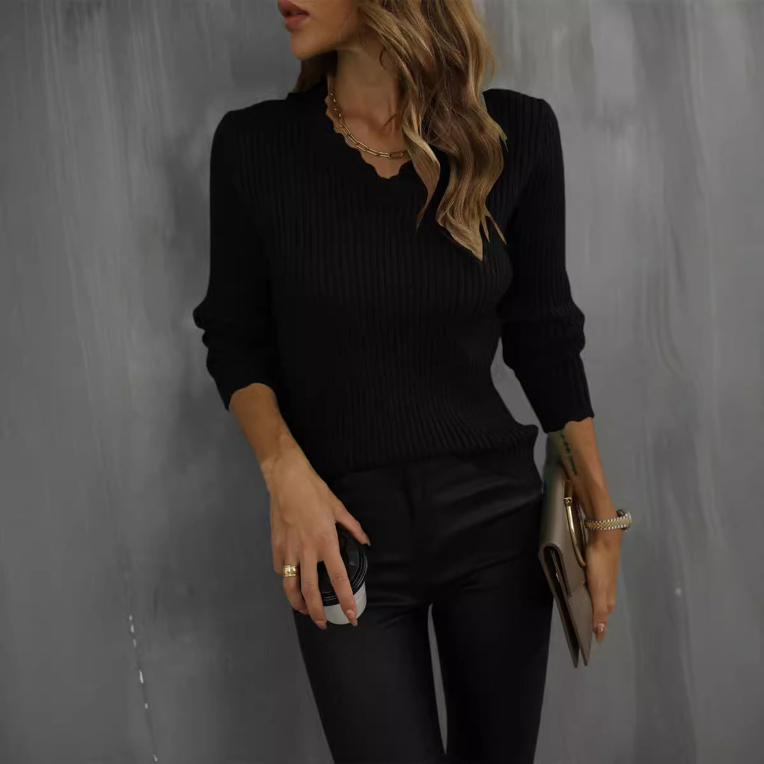 Pull en rib avec col en V pour femmes et bord ondulé Chic & Stil