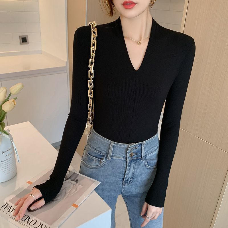Women's Fitted Long Sleeve Top with V-Neck Chic & Stil