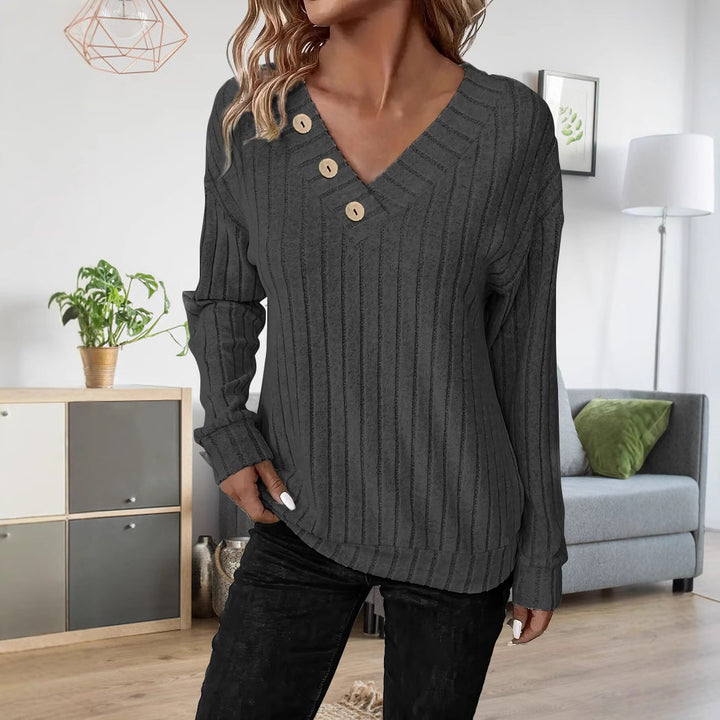 Casual women's V-neck sweater with button details and fine ribbed pattern Lune London