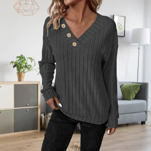 Casual women's V-neck sweater with button details and fine ribbed pattern Lune London
