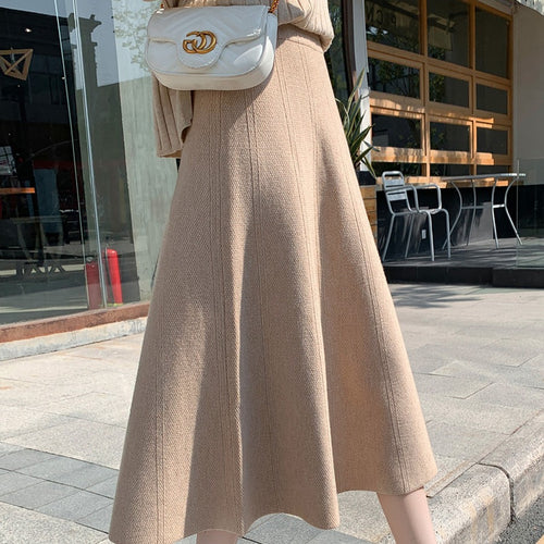 Long knit skirt for ladies, flared with a fine texture Lune London