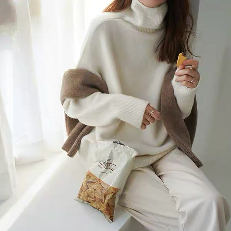 Comfortable turtleneck sweater for women in high-quality wool blend Lune London